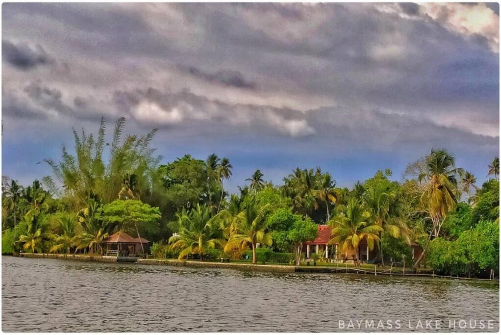 Baymaas Lake House Kochi Exterior foto